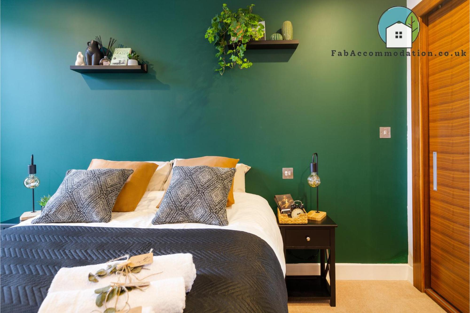 Amazing Flat-parking Available-by Fabaccommodation Apartment *