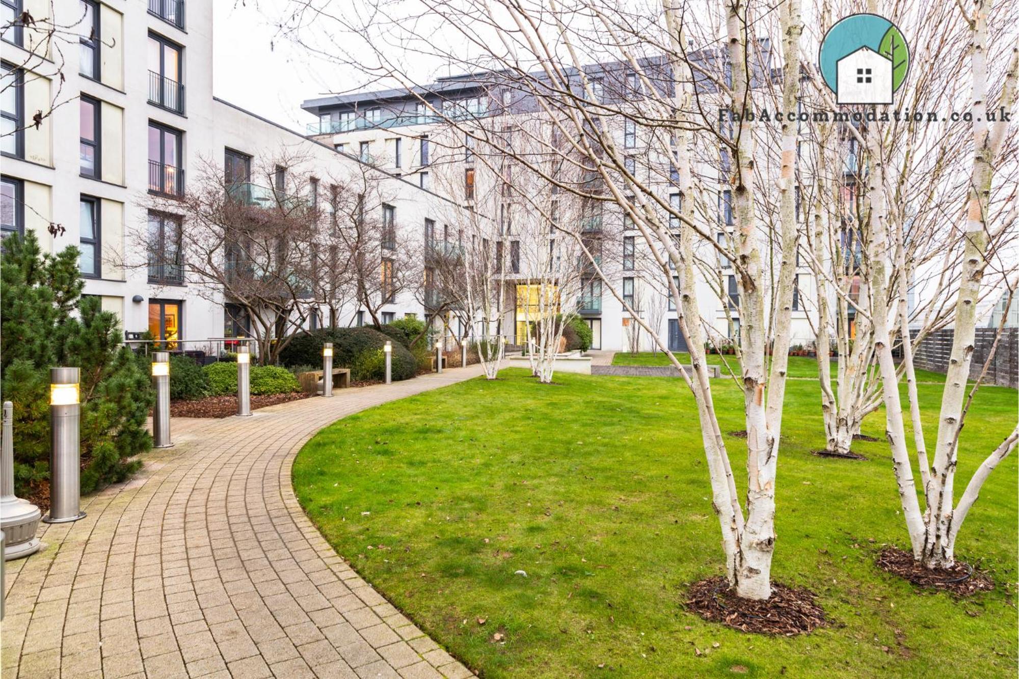 Apartment Amazing Flat-parking Available-by Fabaccommodation