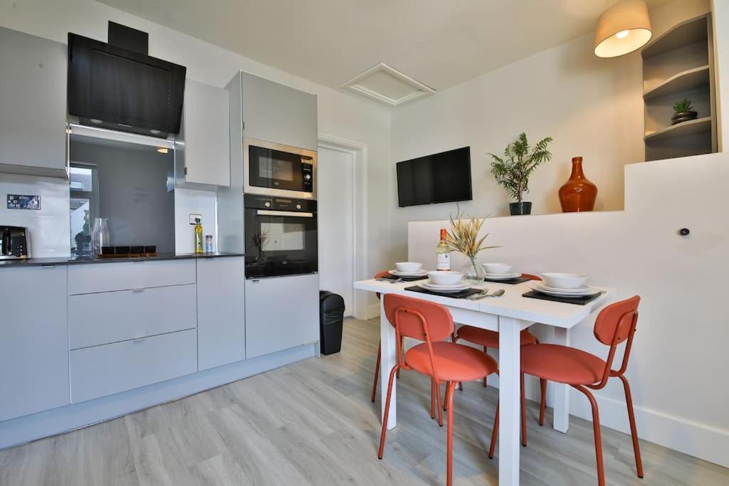 Stayright 2 Bedroom City Stays- Vibrant Area Near Centre Apartment