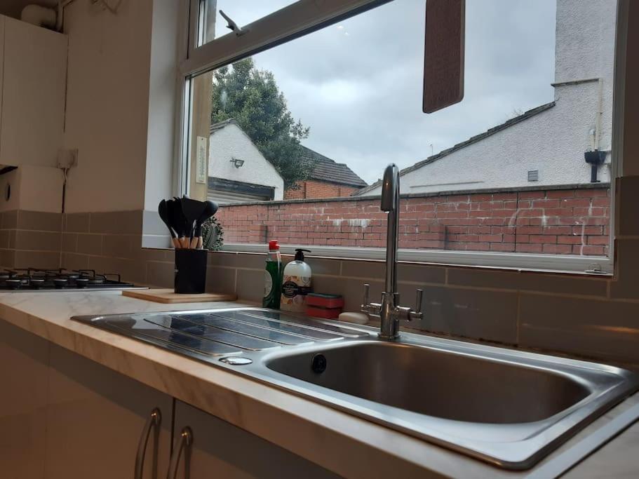 Free Parking Spacious Apartment Cardiff