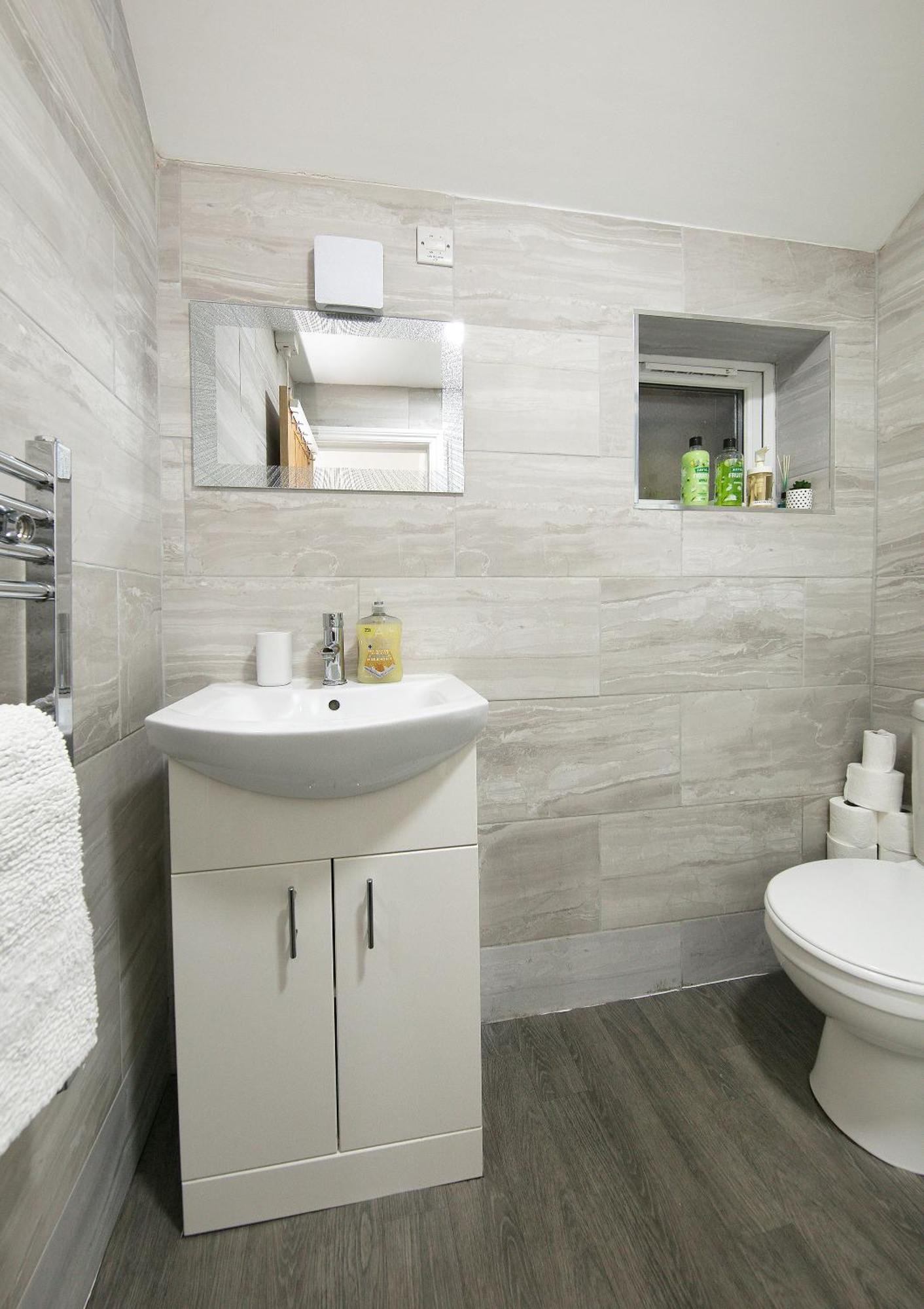 Stylish With Private Garden! Near City Centre - Contractors, Relocators, Tourists