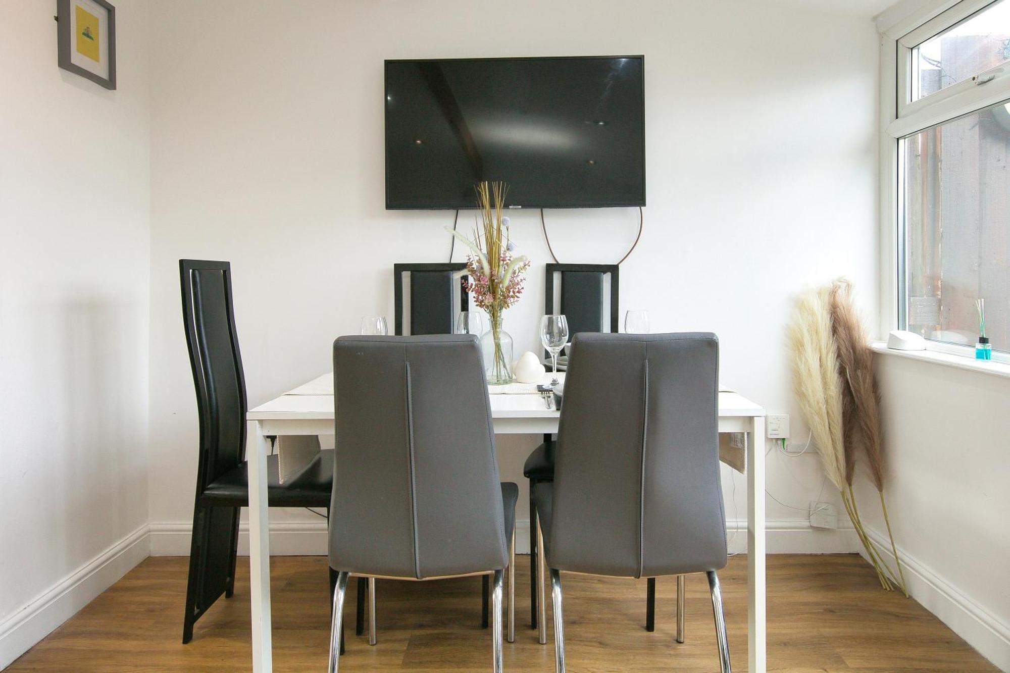 Apartment Stylish With Private Garden! Near City Centre - Contractors, Relocators, Tourists Cardiff