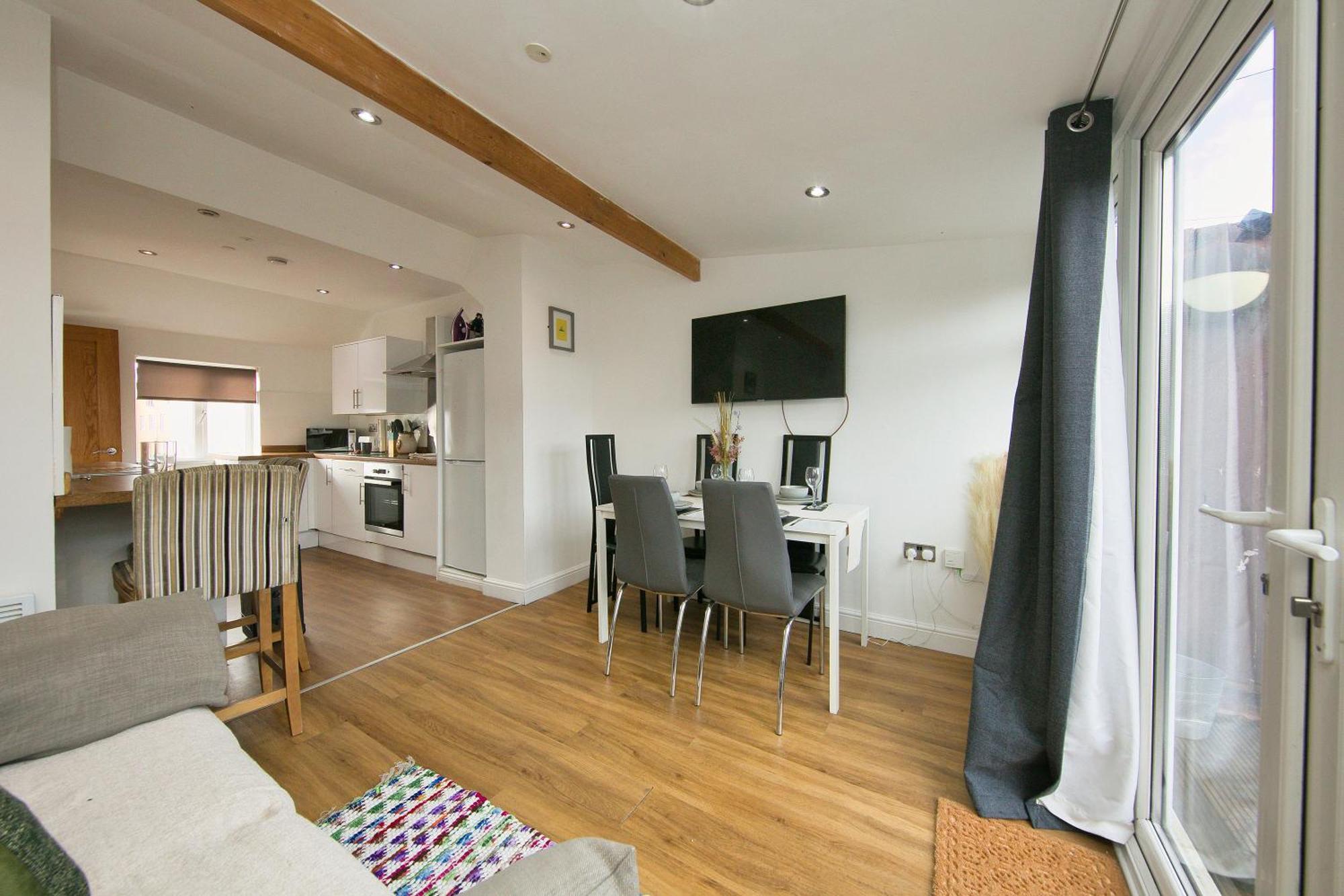 Stylish With Private Garden! Near City Centre - Contractors, Relocators, Tourists Apartment Cardiff