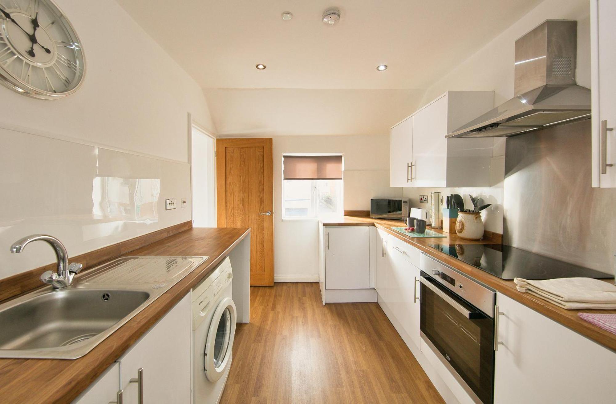 Stylish With Private Garden! Near City Centre - Contractors, Relocators, Tourists Cardiff
