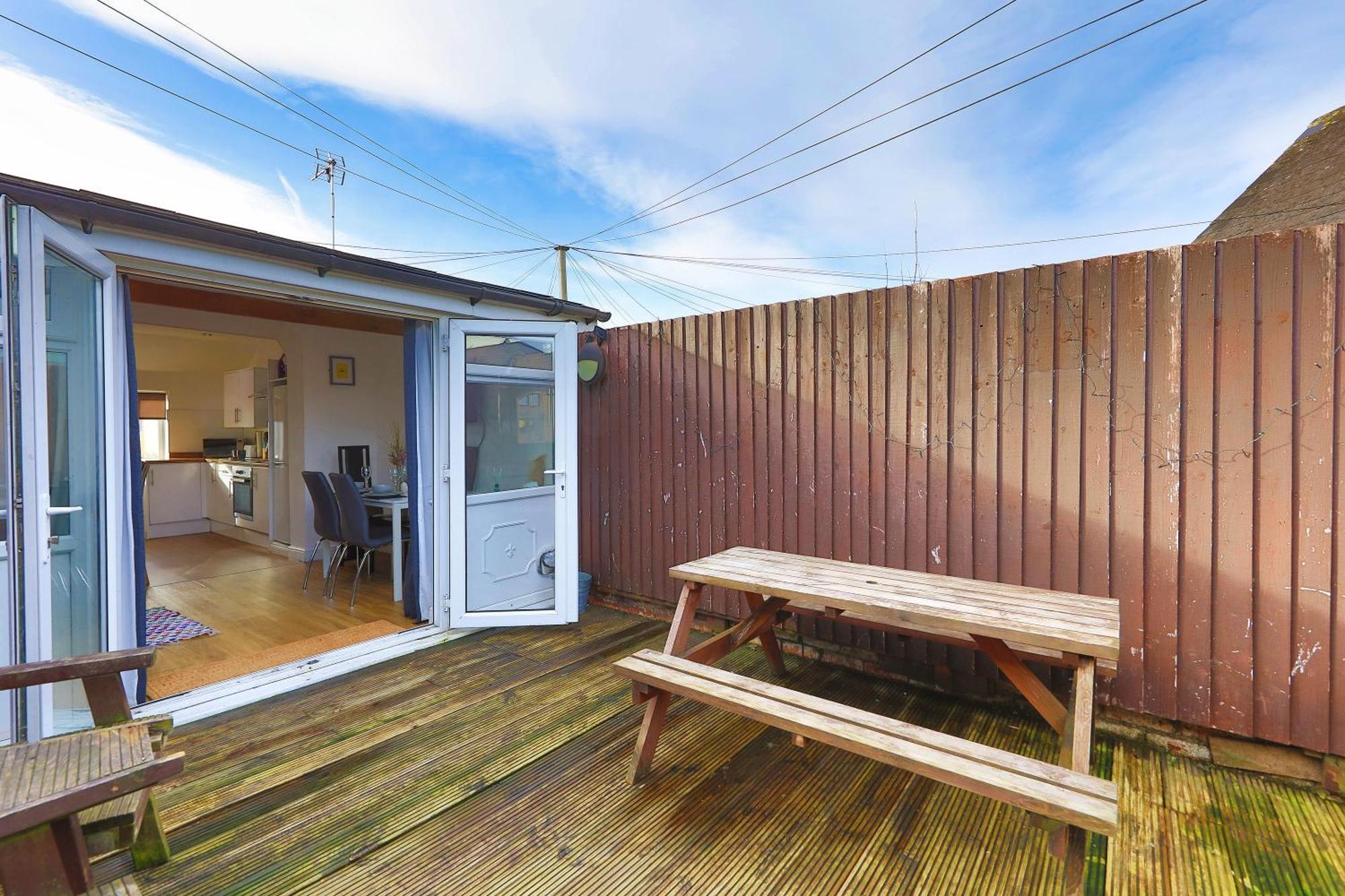 Apartment Stylish With Private Garden! Near City Centre - Contractors, Relocators, Tourists Cardiff