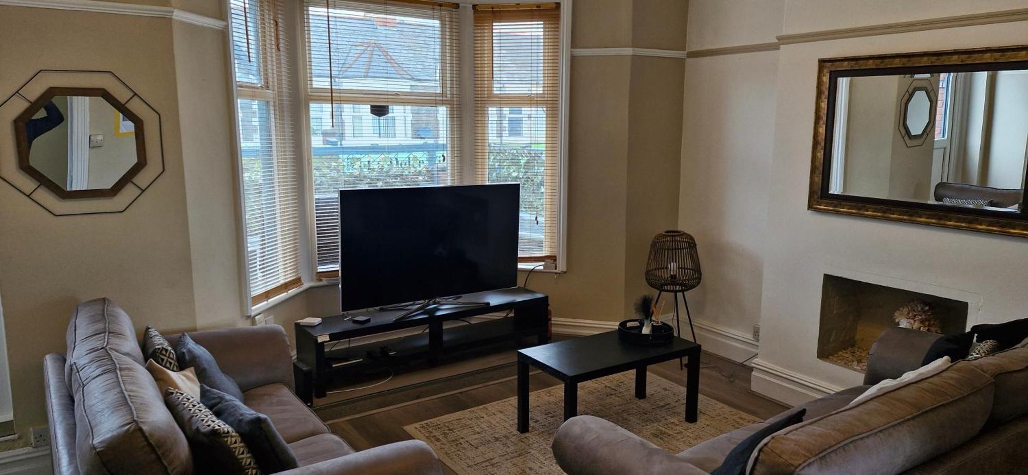 Apartment Large Three Bedroom With Roof Terrace Near Centre *