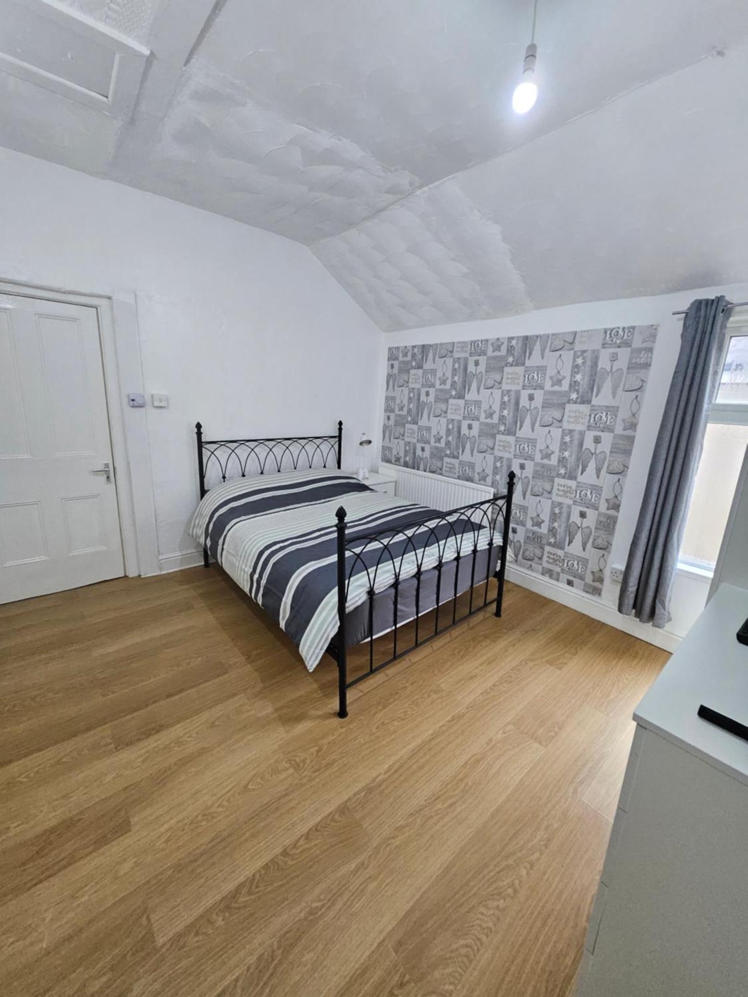 No Frills & Nothing Fancy 1 Bed Centre Apartment *