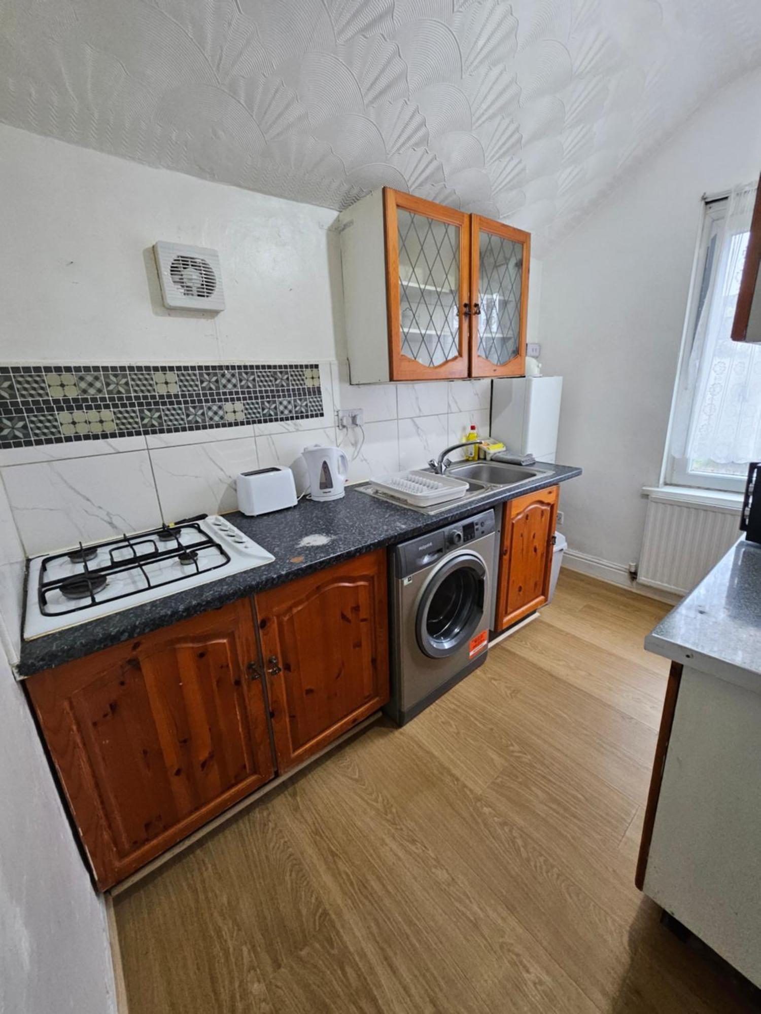 Apartment No Frills & Nothing Fancy 1 Bed Centre *