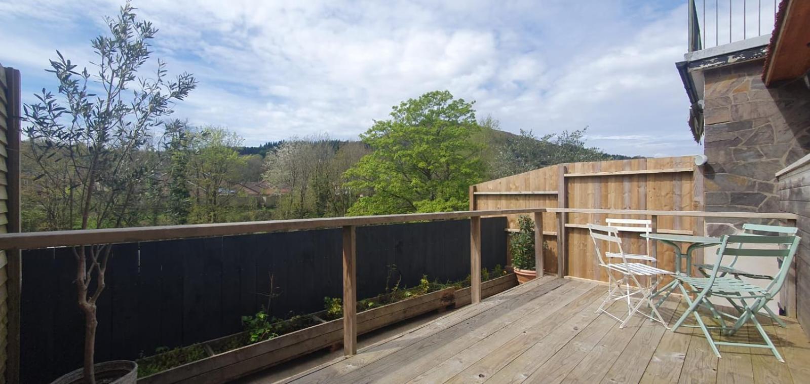 2 Bed With Views 4 Train Stops To Centre