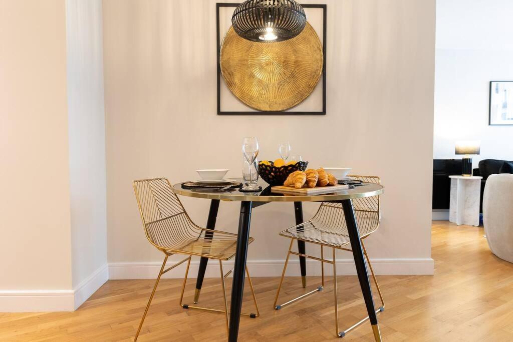 Sophisticated Free Parking Apartment