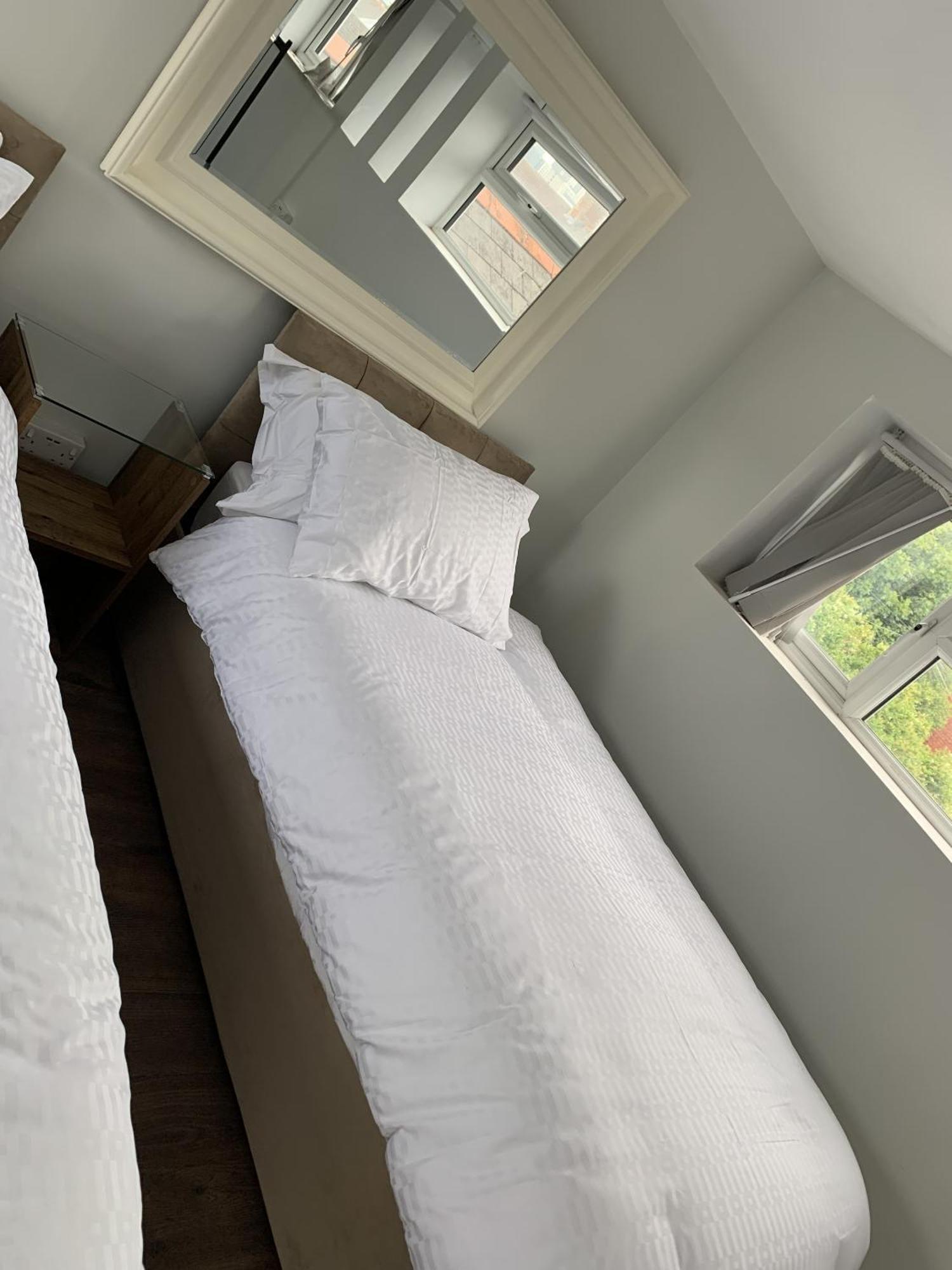 Adanhouse-stockland Spacious 5 Bedroom House Sleeps 12 Private Garden Holiday home *