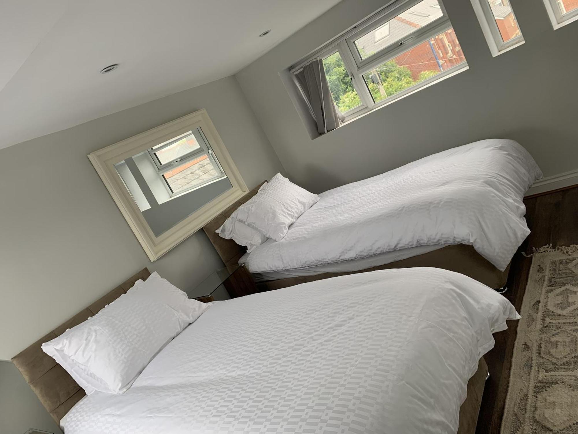 Adanhouse-stockland Spacious 5 Bedroom House Sleeps 12 Private Garden Holiday home