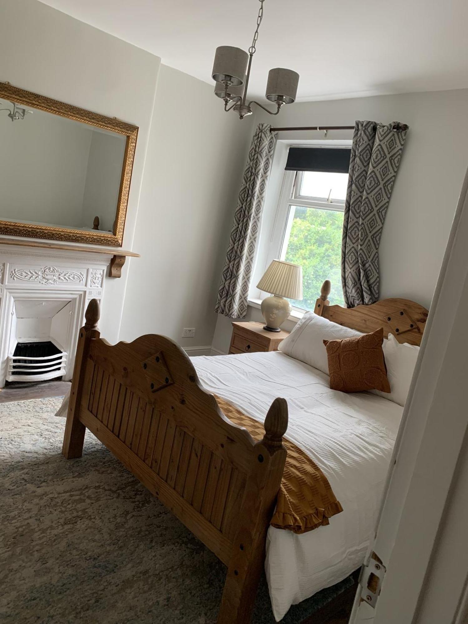 Holiday home Adanhouse-stockland Spacious 5 Bedroom House Sleeps 12 Private Garden