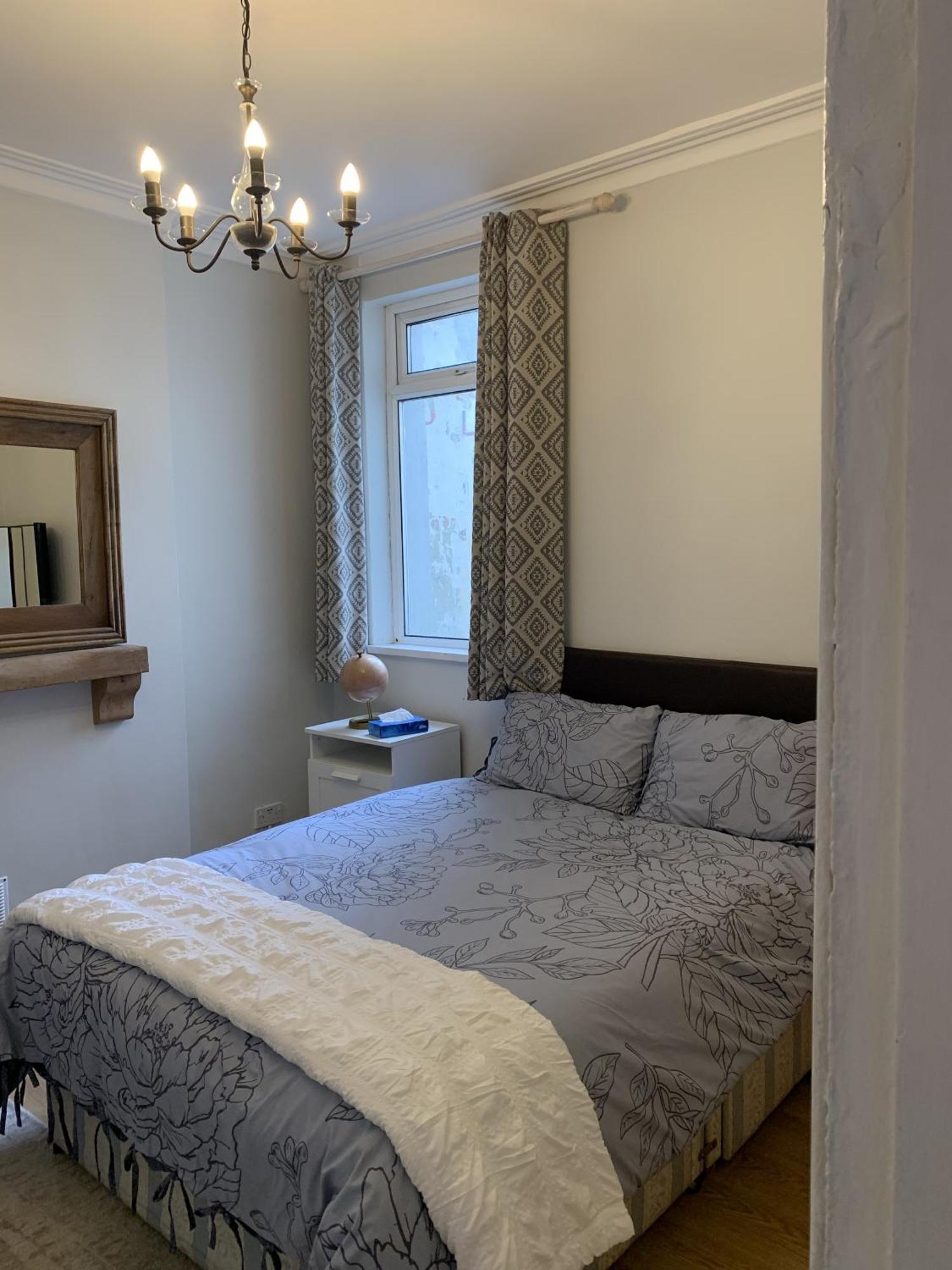 Adanhouse-stockland Spacious 5 Bedroom House Sleeps 12 Private Garden Cardiff