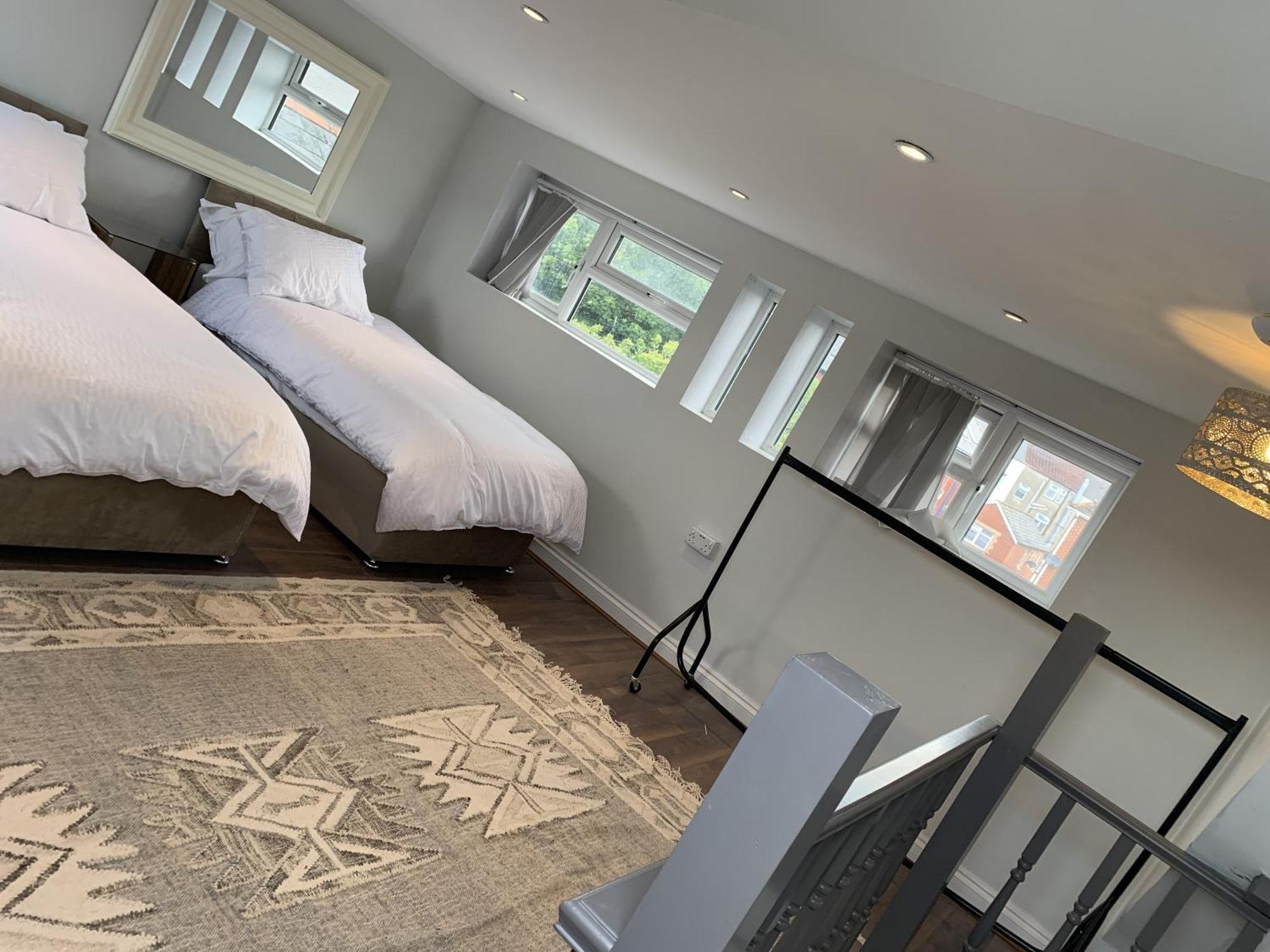 Adanhouse-stockland Spacious 5 Bedroom House Sleeps 12 Private Garden Holiday home Cardiff
