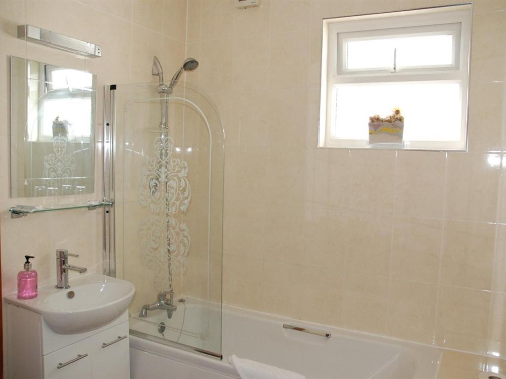 Tanes Guest house Cardiff