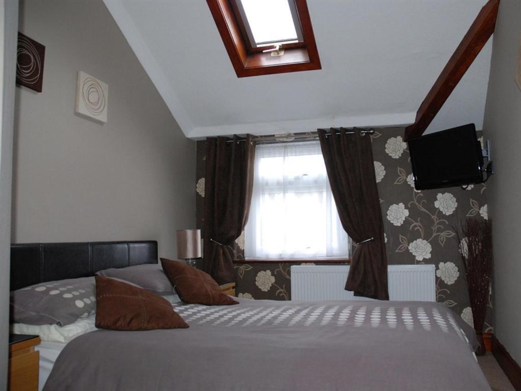 Tanes 3* Cardiff