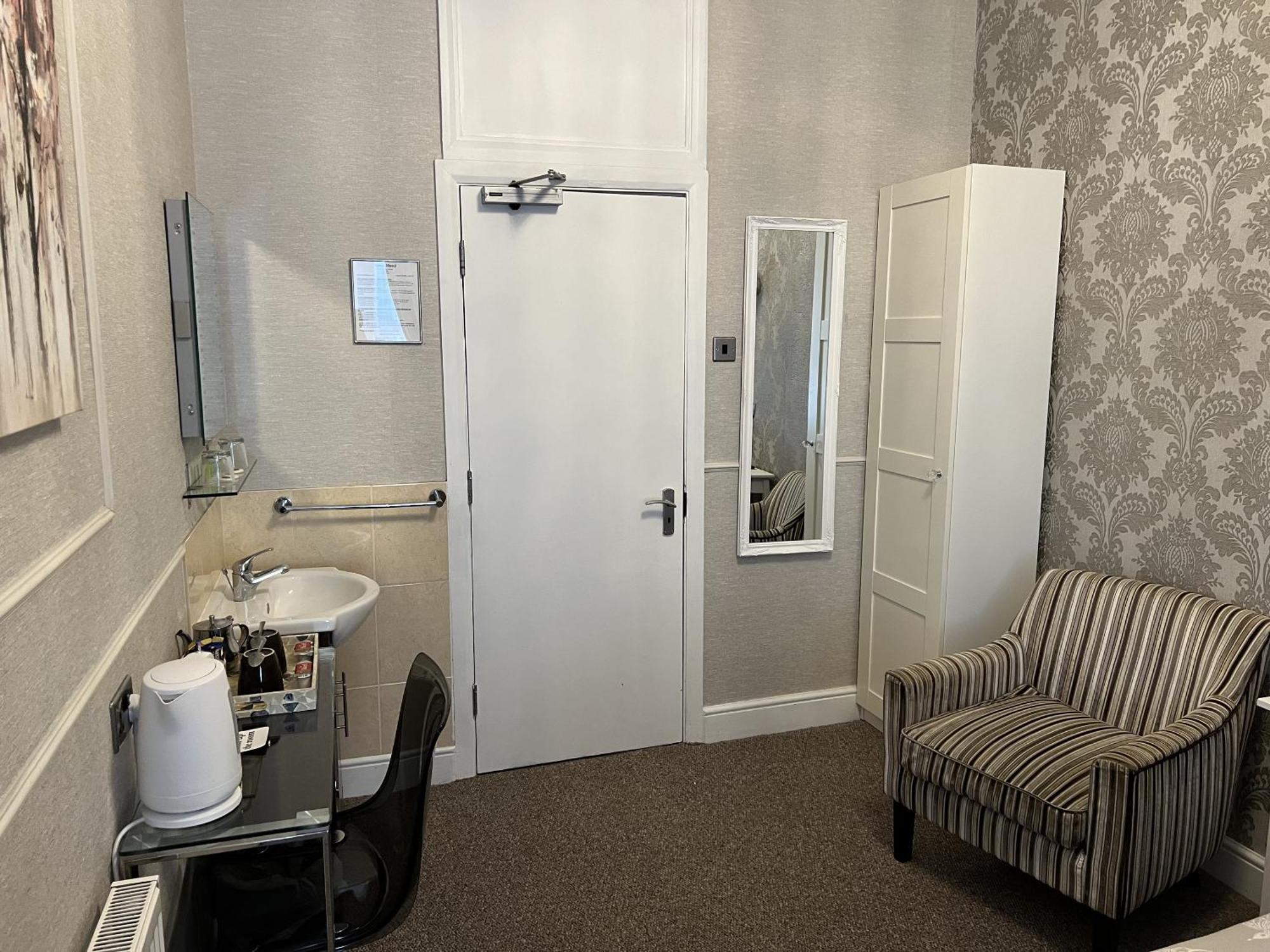 Tanes 3* Cardiff