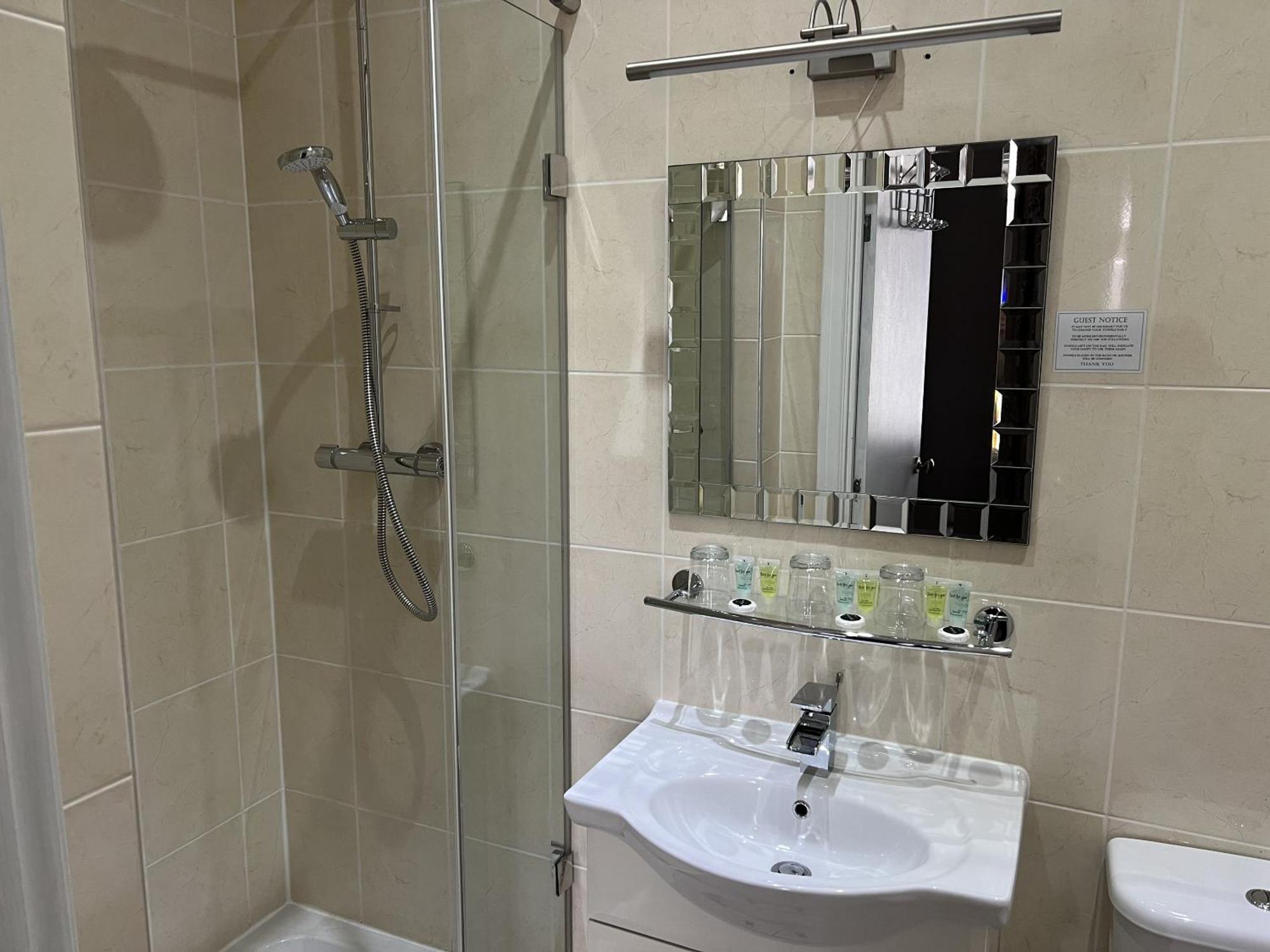 Tanes 3* Cardiff