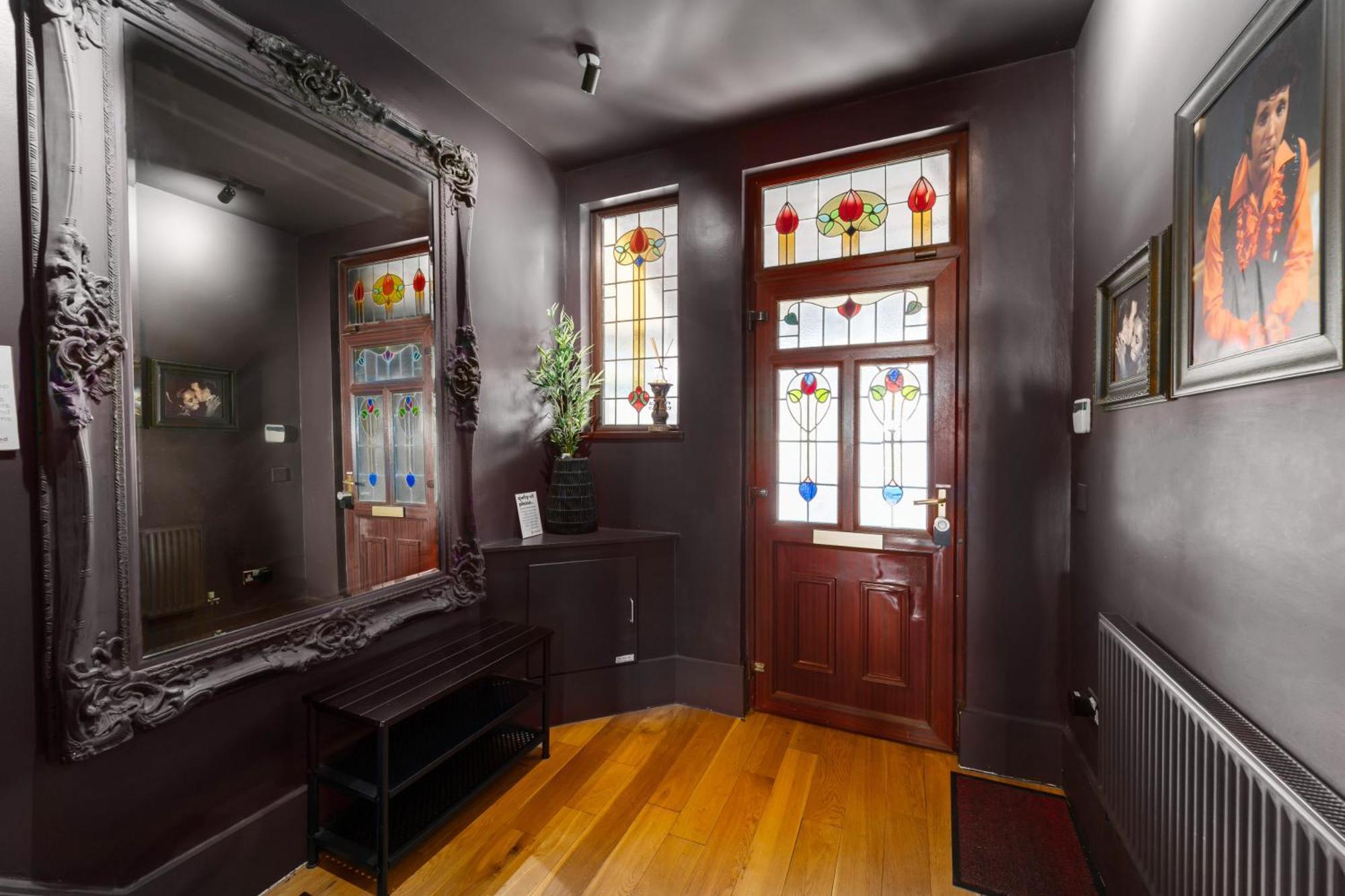 Retreat, Spacious 4 Bed House, Games Room, Parking, Hot Tub & Bbq Holiday home *