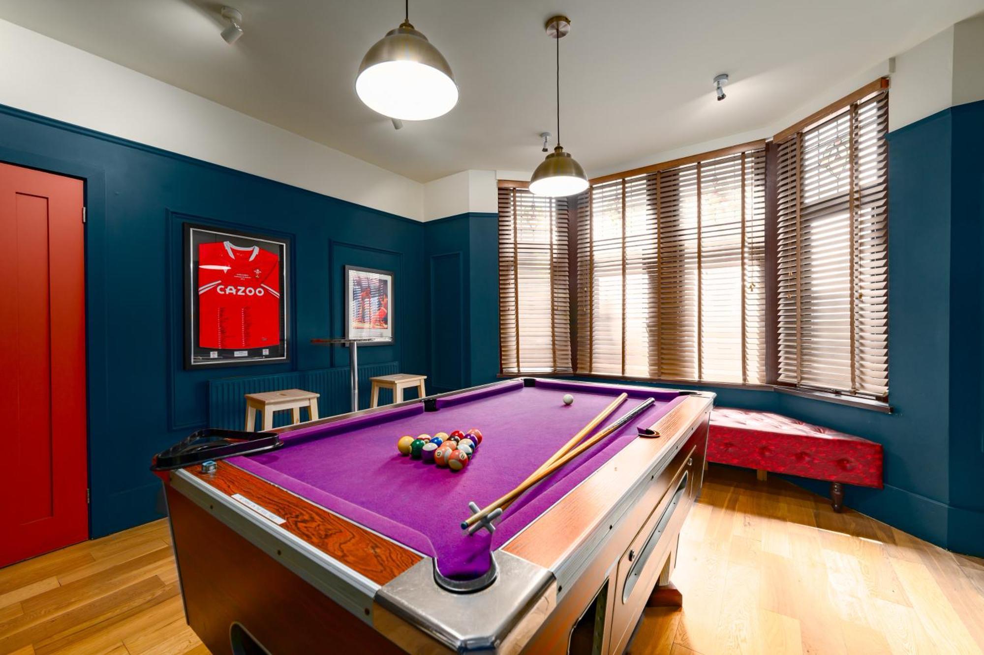 Retreat, Spacious 4 Bed House, Games Room, Parking, Hot Tub & Bbq