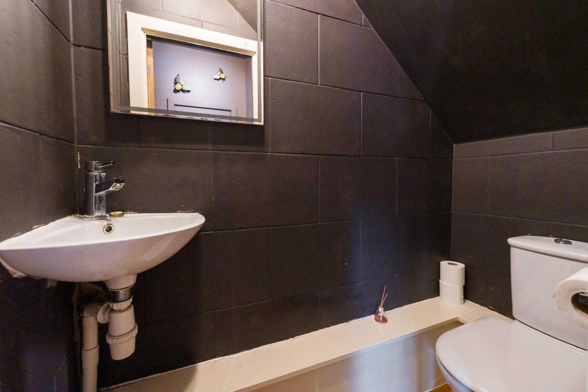 Retreat, Spacious 4 Bed House, Games Room, Parking, Hot Tub & Bbq * Cardiff