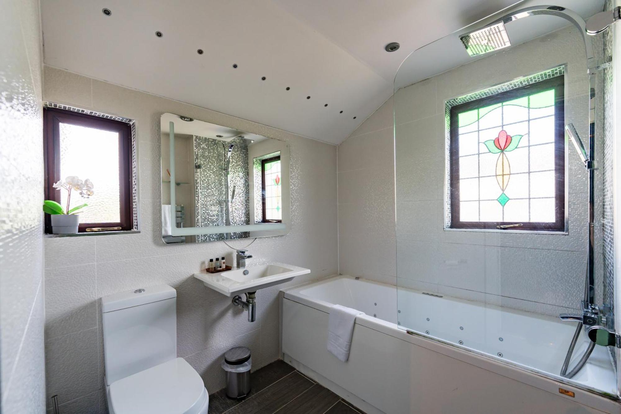 Holiday home Retreat, Spacious 4 Bed House, Games Room, Parking, Hot Tub & Bbq Cardiff