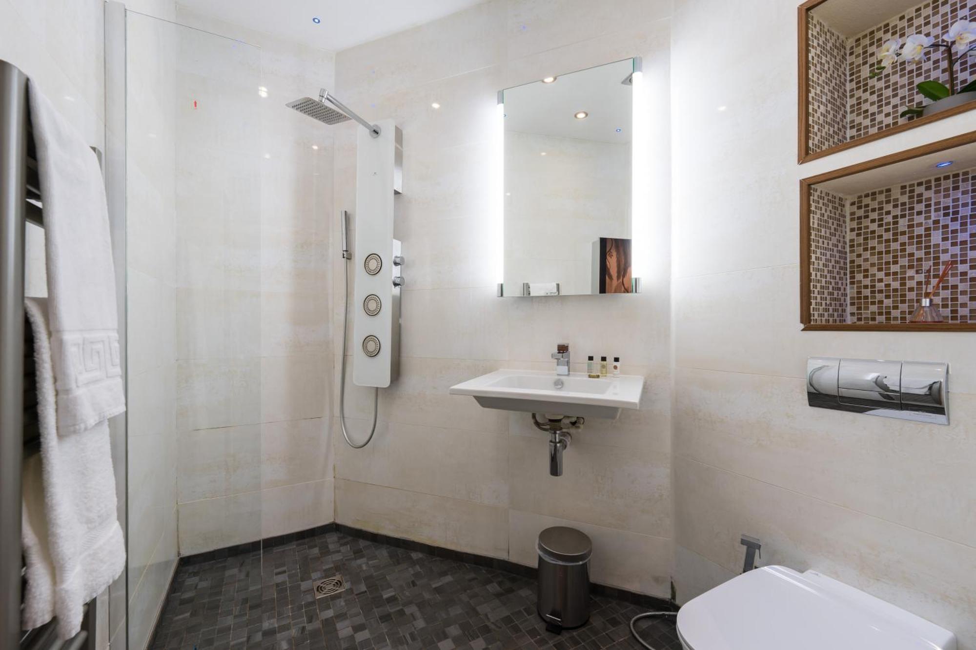 Holiday home Retreat, Spacious 4 Bed House, Games Room, Parking, Hot Tub & Bbq Cardiff