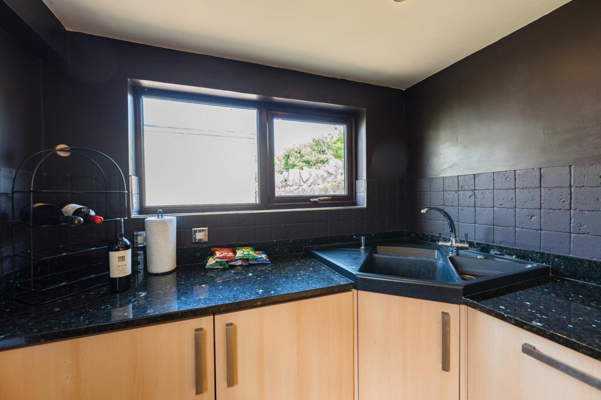 Retreat, Spacious 4 Bed House, Games Room, Parking, Hot Tub & Bbq *