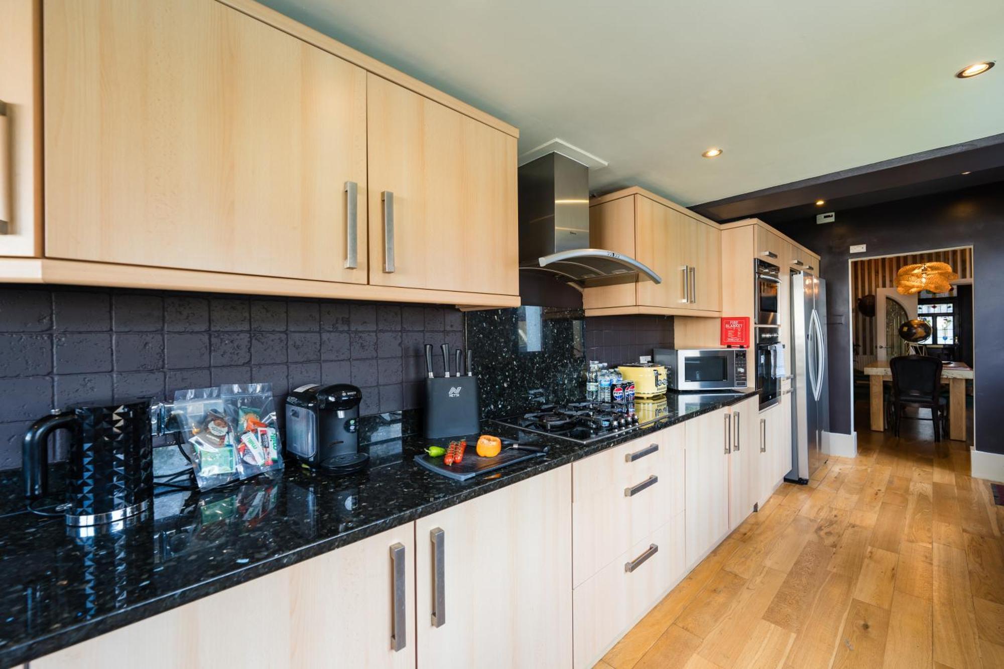 Retreat, Spacious 4 Bed House, Games Room, Parking, Hot Tub & Bbq Holiday home