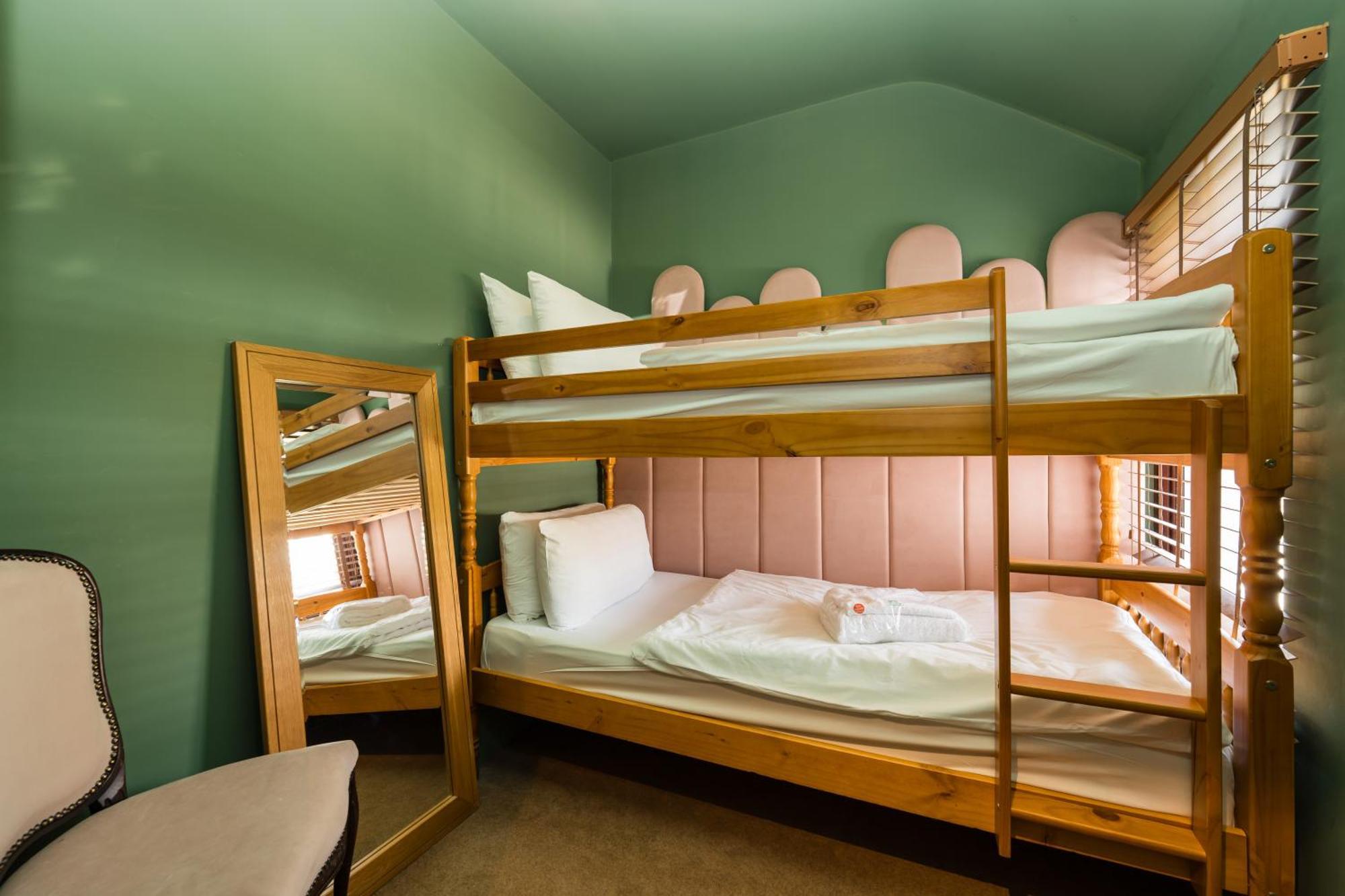 Retreat, Spacious 4 Bed House, Games Room, Parking, Hot Tub & Bbq Holiday home Cardiff