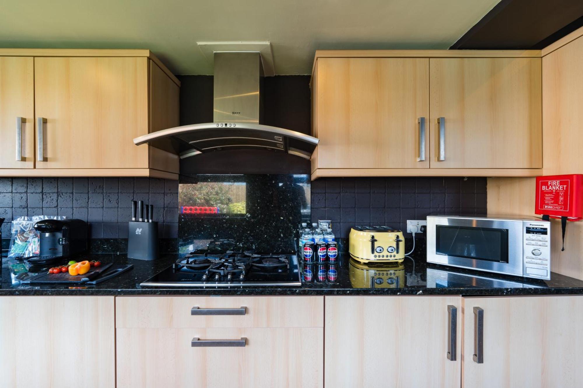 Holiday home Retreat, Spacious 4 Bed House, Games Room, Parking, Hot Tub & Bbq *