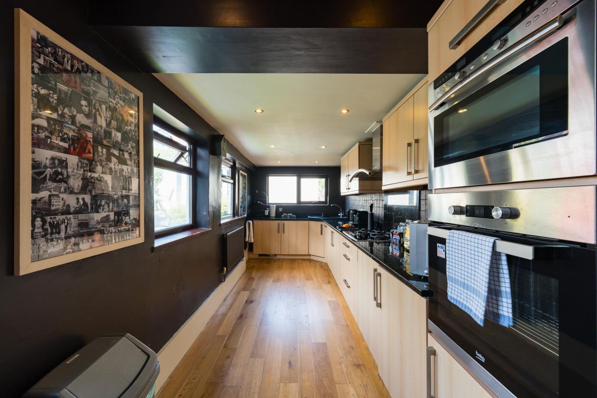 Holiday home Retreat, Spacious 4 Bed House, Games Room, Parking, Hot Tub & Bbq *