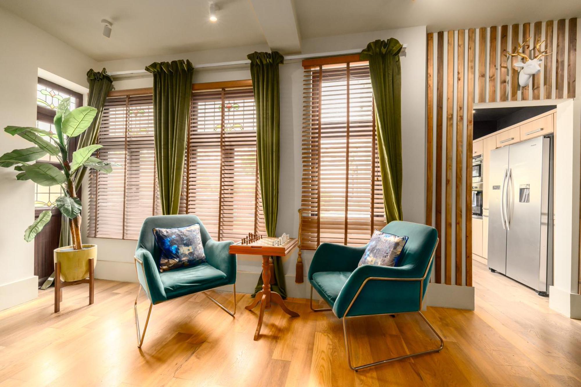Retreat, Spacious 4 Bed House, Games Room, Parking, Hot Tub & Bbq Cardiff