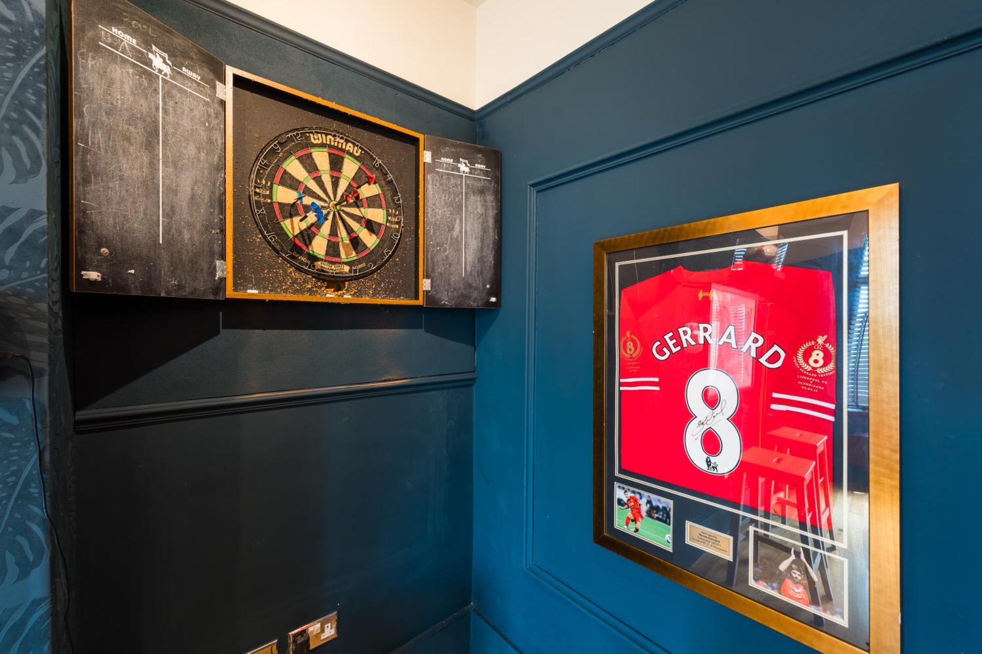 Retreat, Spacious 4 Bed House, Games Room, Parking, Hot Tub & Bbq Cardiff
