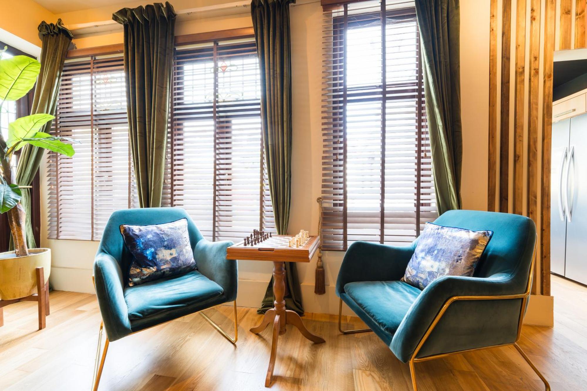 Holiday home Retreat, Spacious 4 Bed House, Games Room, Parking, Hot Tub & Bbq