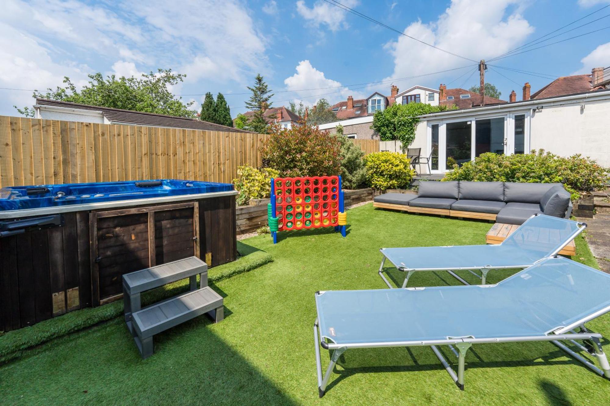 Retreat, Spacious 4 Bed House, Games Room, Parking, Hot Tub & Bbq *