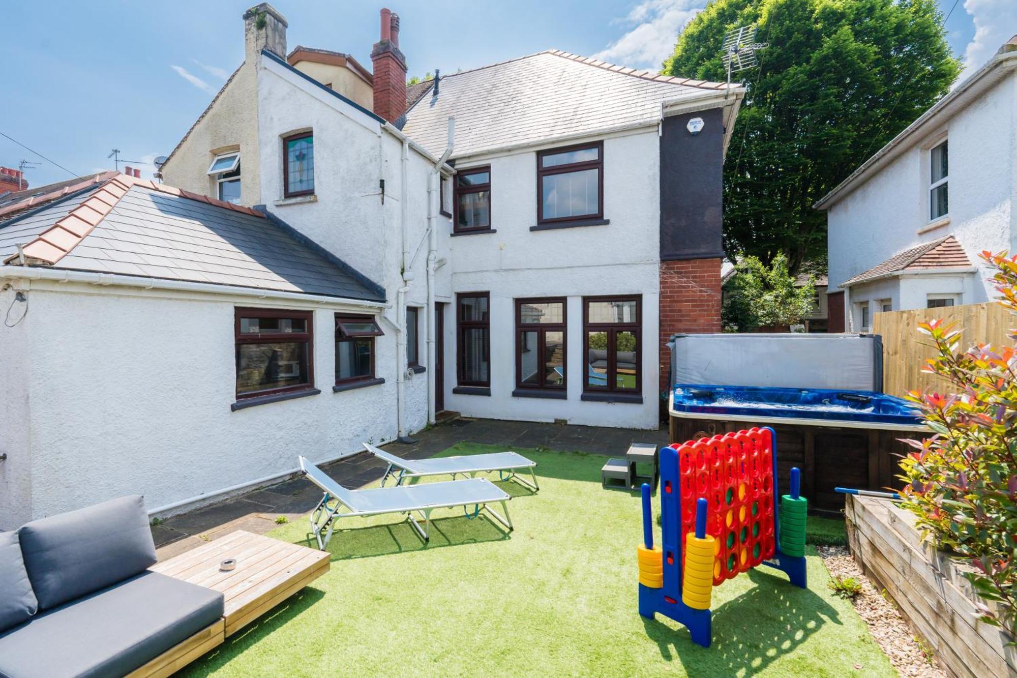 Retreat, Spacious 4 Bed House, Games Room, Parking, Hot Tub & Bbq Holiday home