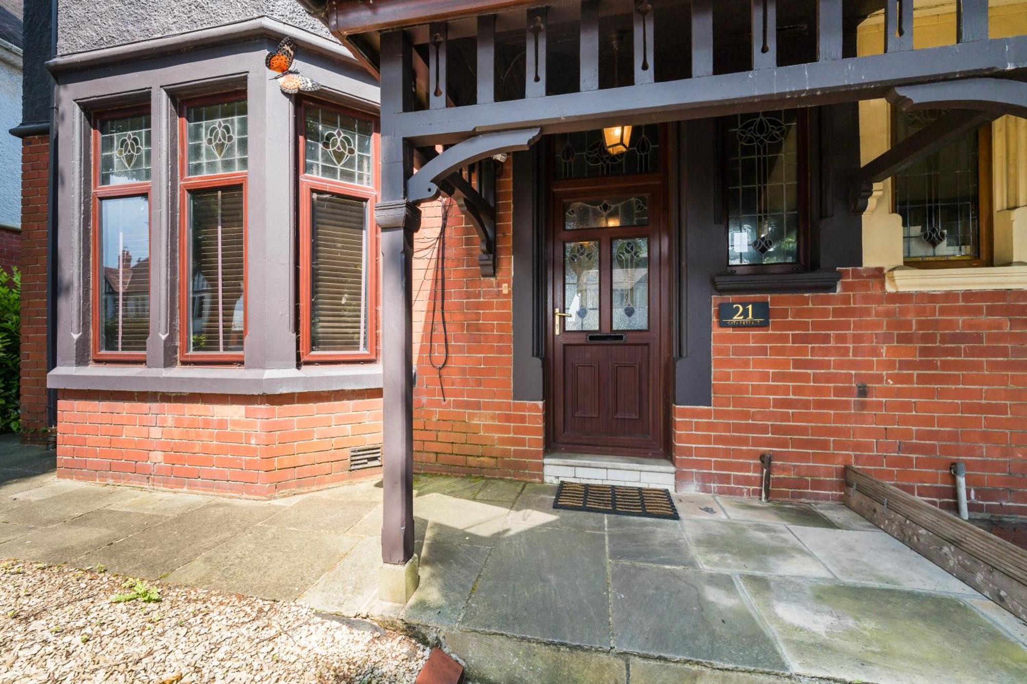 Retreat, Spacious 4 Bed House, Games Room, Parking, Hot Tub & Bbq Cardiff