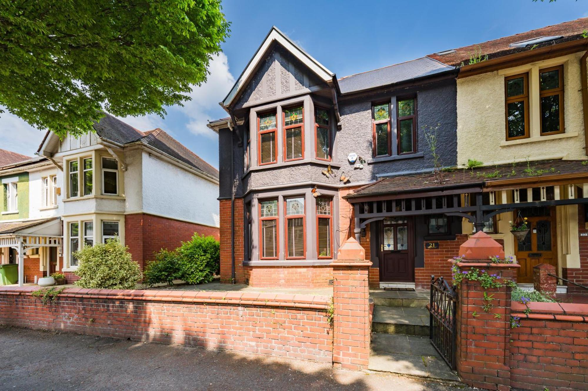 Retreat, Spacious 4 Bed House, Games Room, Parking, Hot Tub & Bbq Holiday home