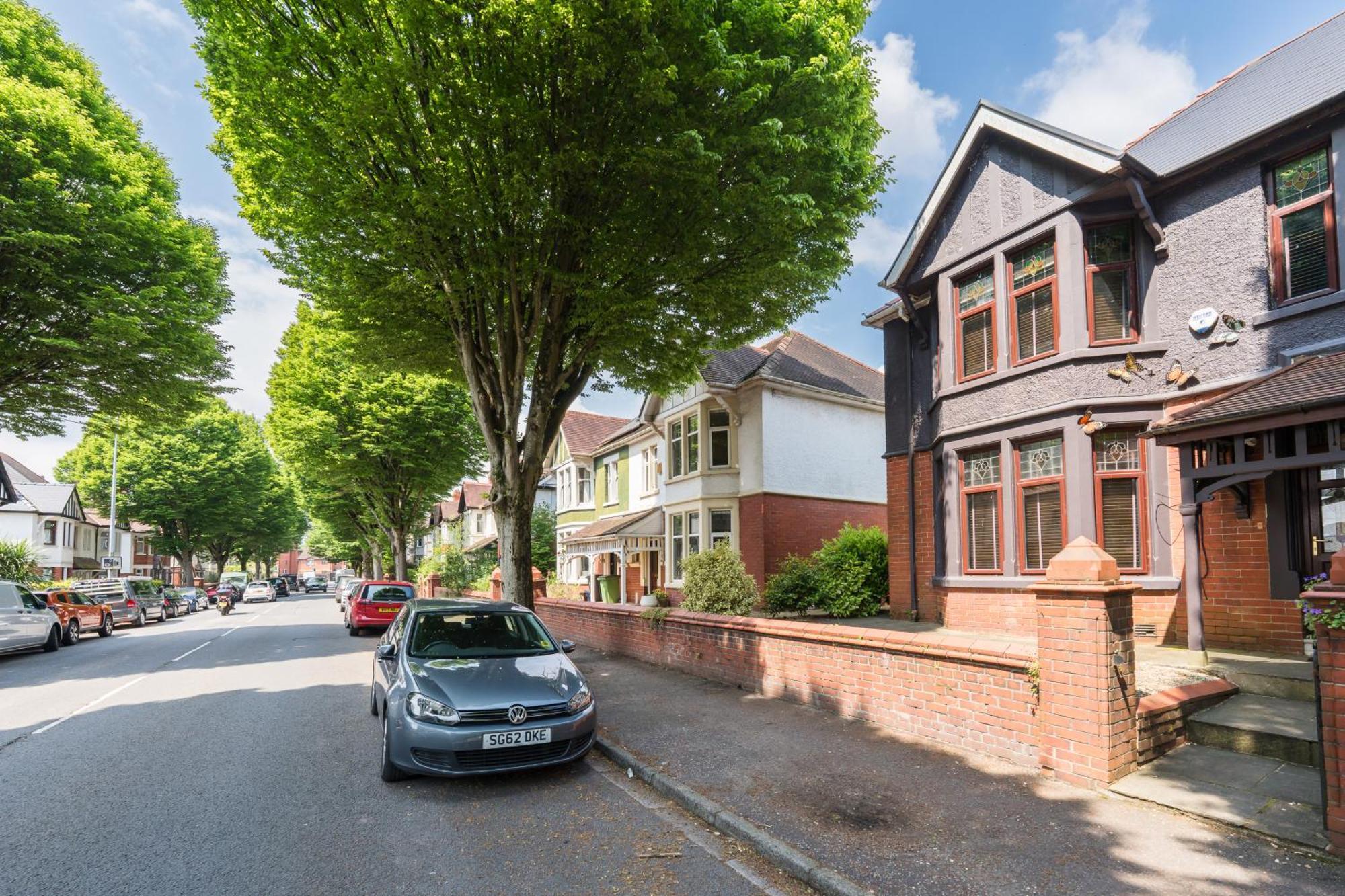 Holiday home Retreat, Spacious 4 Bed House, Games Room, Parking, Hot Tub & Bbq *