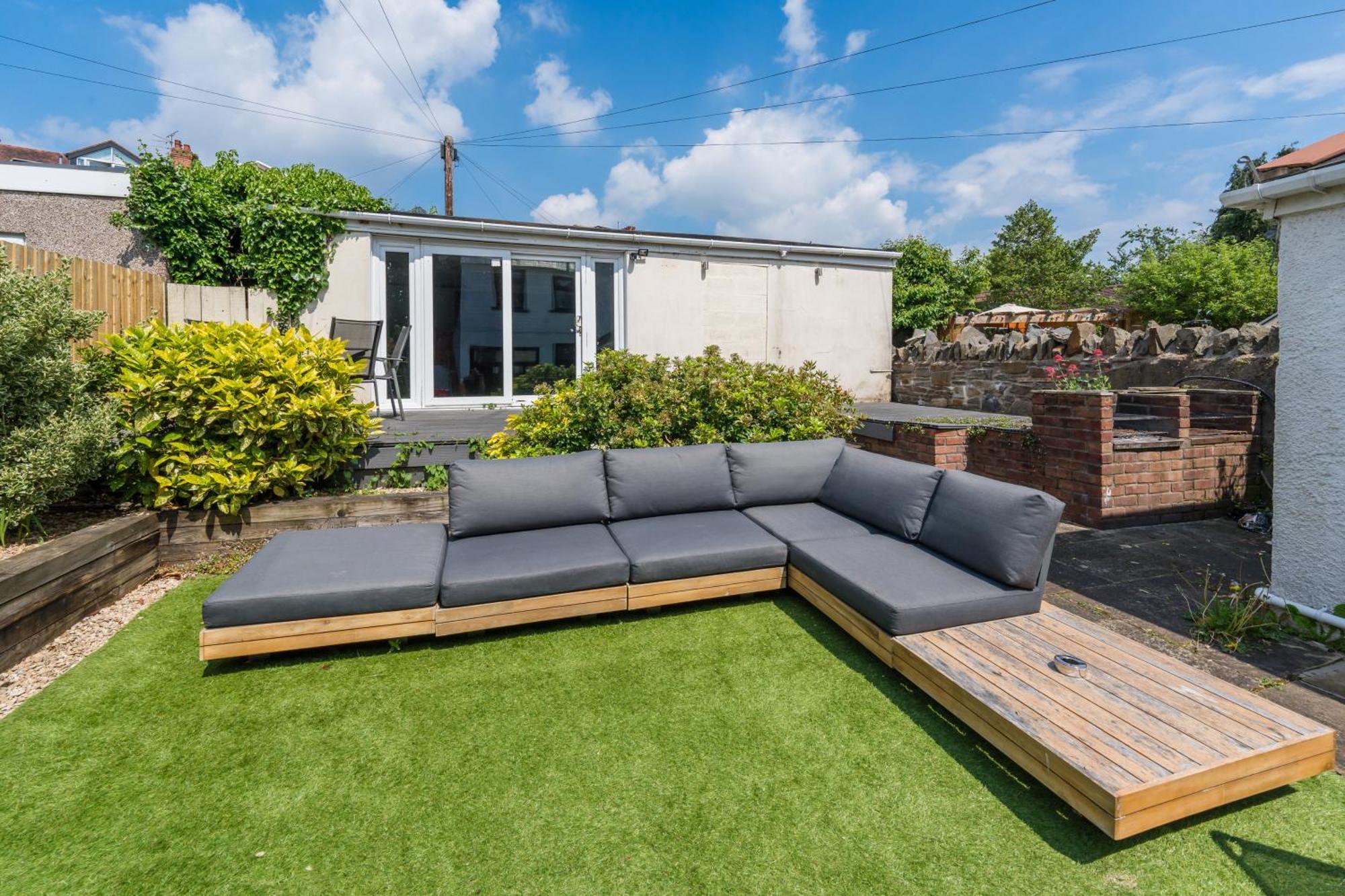 Retreat, Spacious 4 Bed House, Games Room, Parking, Hot Tub & Bbq Holiday home Cardiff