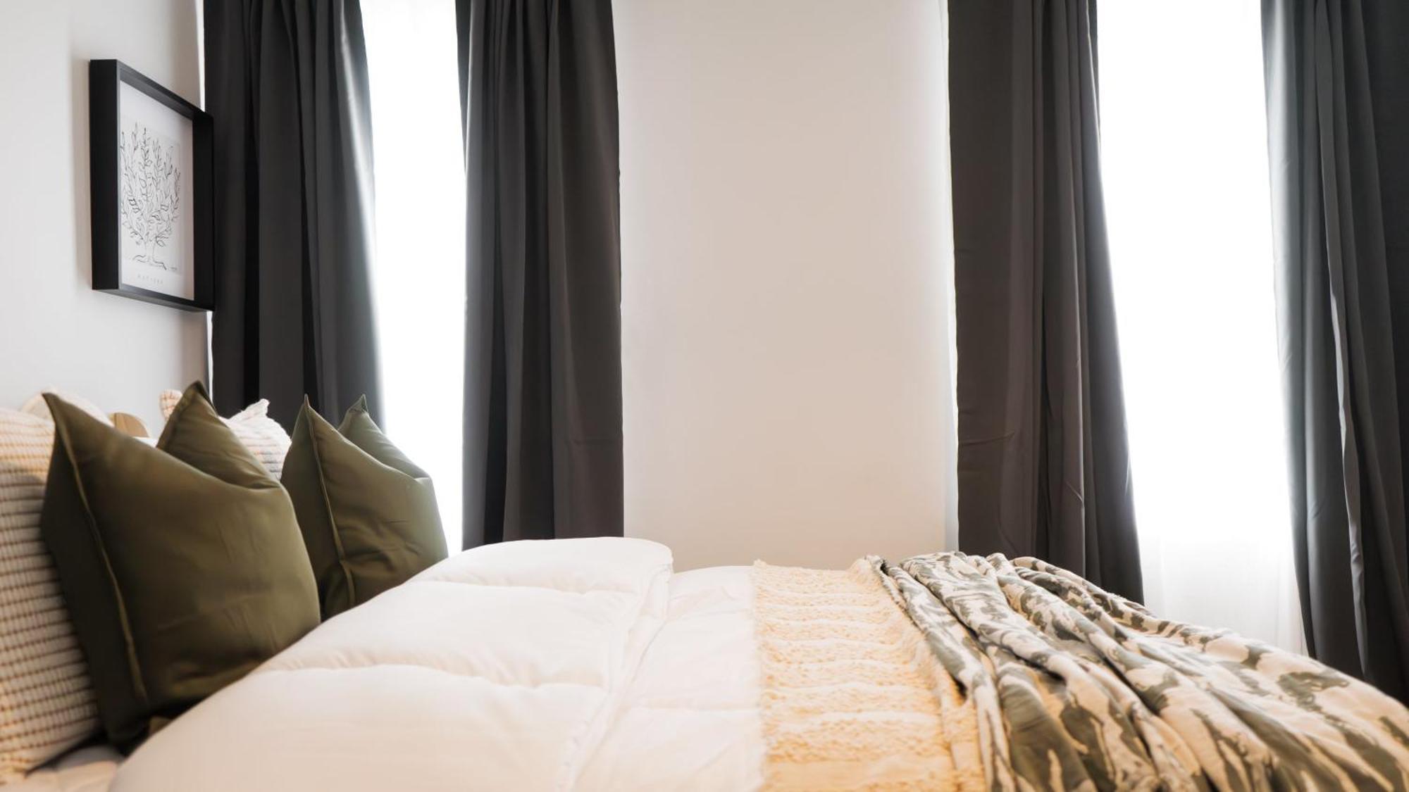 Beautiful 3 Bed In The Heart Of City With Free Parking *