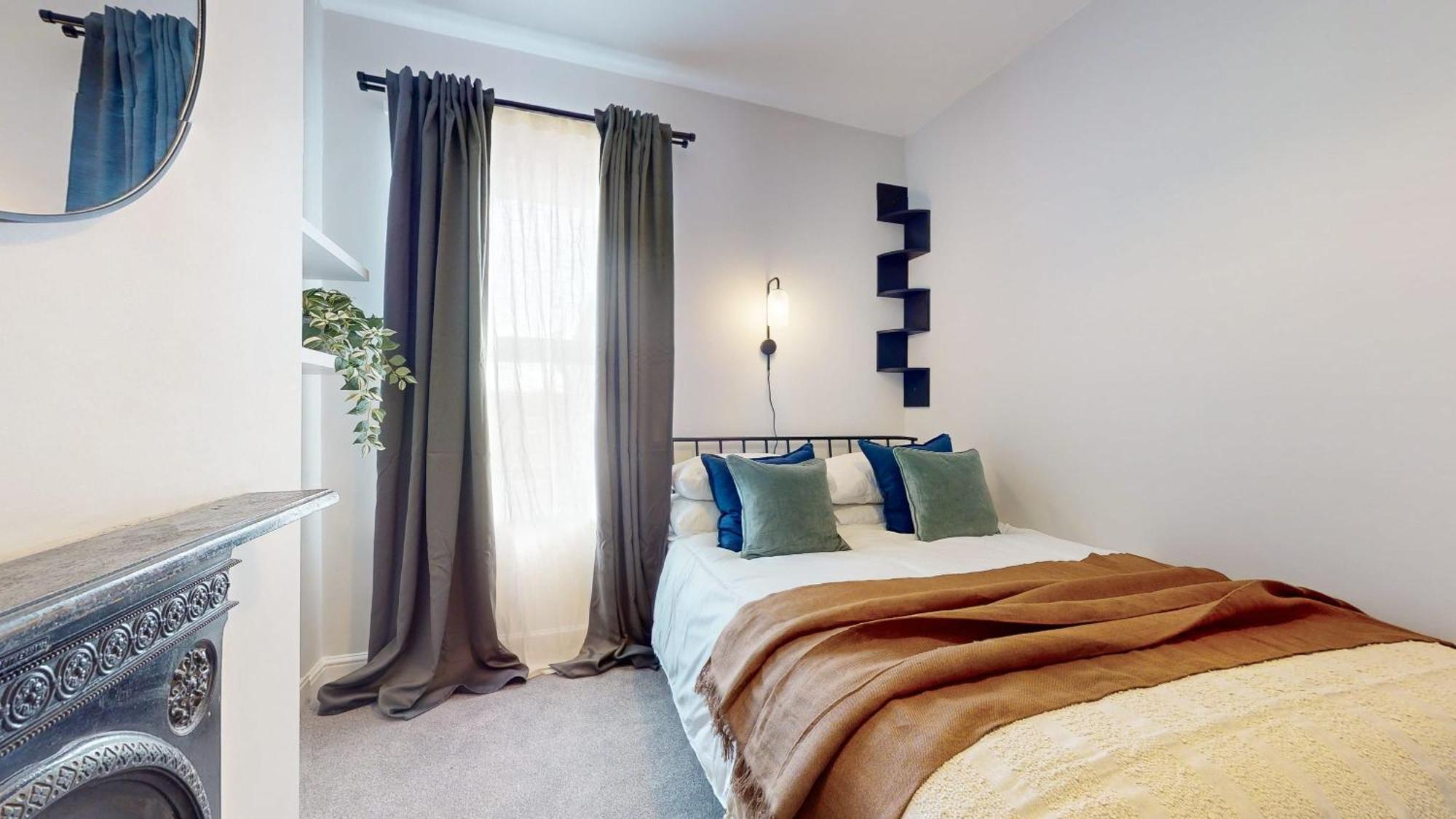 Holiday home Beautiful 3 Bed In The Heart Of City With Free Parking *