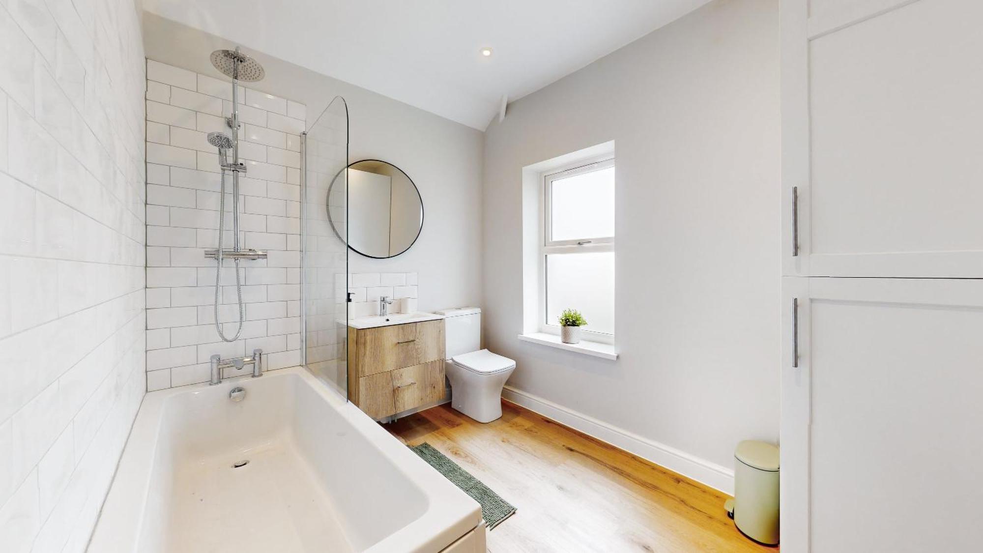 Beautiful 3 Bed In The Heart Of City With Free Parking *