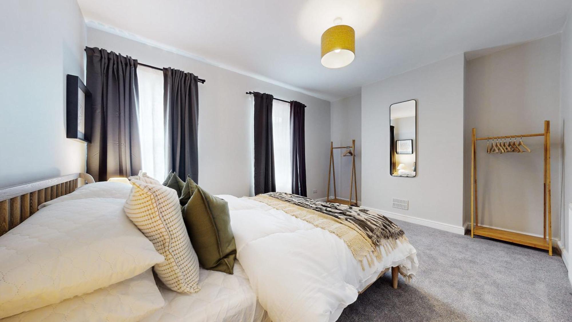 Beautiful 3 Bed In The Heart Of City With Free Parking Holiday home