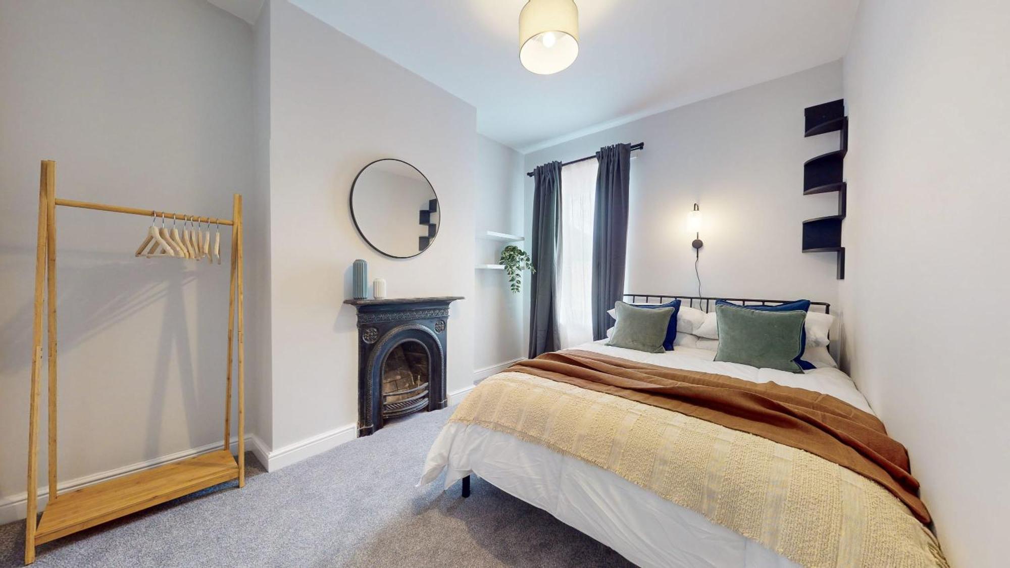 Holiday home Beautiful 3 Bed In The Heart Of City With Free Parking *