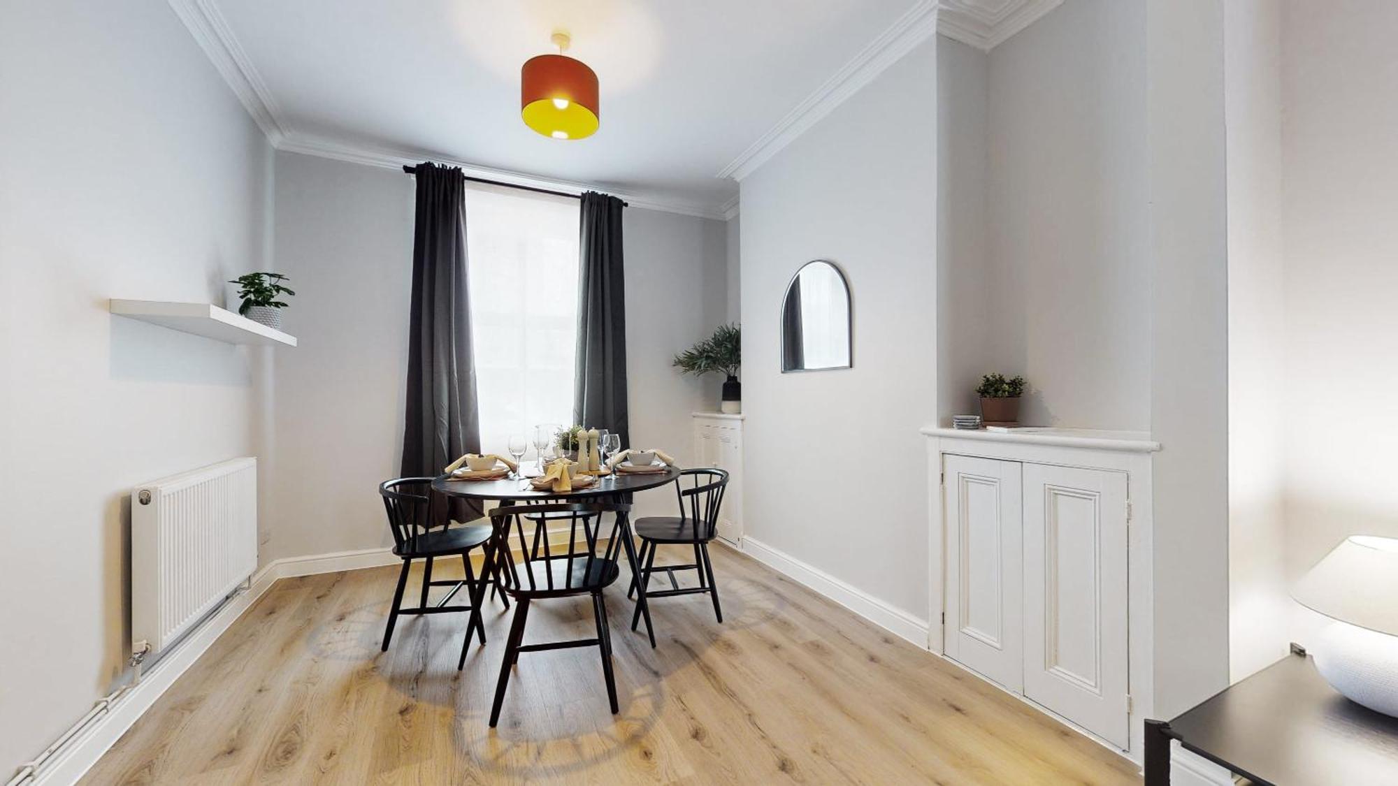 Beautiful 3 Bed In The Heart Of City With Free Parking *