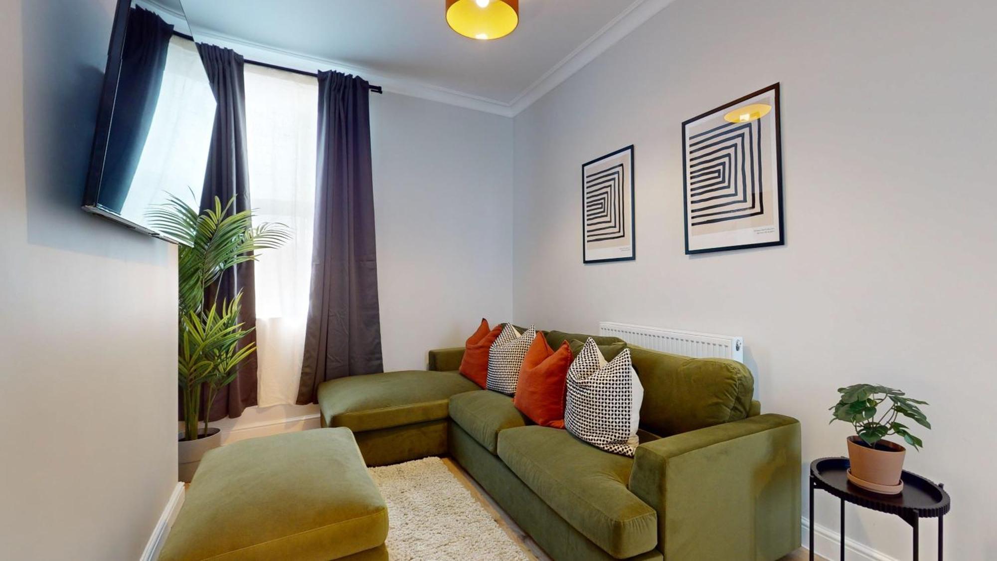 Holiday home Beautiful 3 Bed In The Heart Of City With Free Parking *