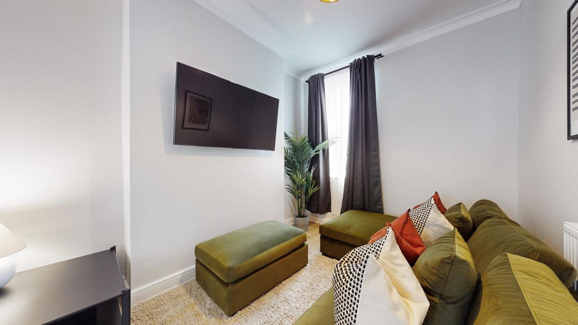 Beautiful 3 Bed In The Heart Of City With Free Parking *